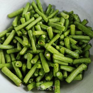 蒜片豆豉炒豇豆的做法步骤：1
