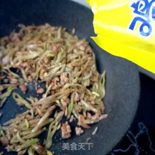 肉沫炒紫芸豆的做法步骤：9