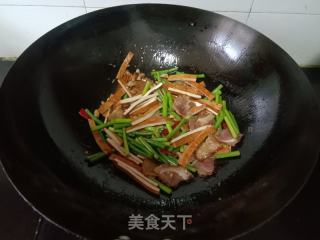 蒜苔香干炒腊肉的做法步骤：6