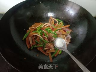 蒜苔香干炒腊肉的做法步骤：7