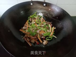 青椒香干炒腊肉的做法步骤：4
