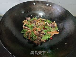 青椒香干炒腊肉的做法步骤：6