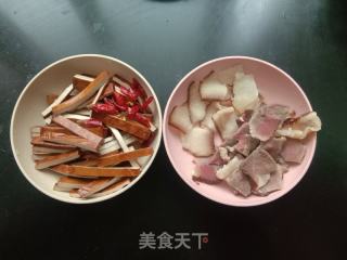 香干炒腊肉的做法步骤：1