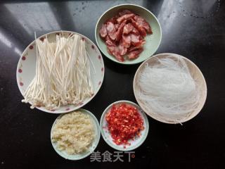 蒜蓉香肠蒸粉丝的做法步骤：1