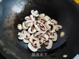 蚕豆蘑菇小炒的做法步骤：5