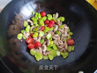 蚕豆蘑菇小炒的做法步骤：7
