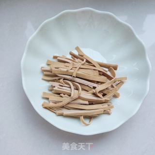 洋葱拌豆皮的做法步骤：1