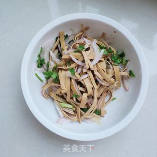 洋葱拌豆皮的做法步骤：5