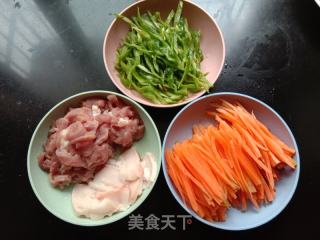 青椒胡萝卜炒肉的做法步骤：1