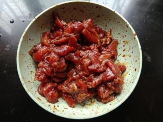 青椒胡萝卜炒肉的做法步骤：2