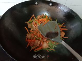 青椒胡萝卜炒肉的做法步骤：7