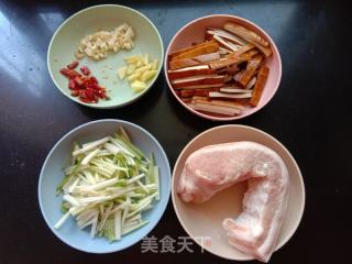 香干芹菜炒回锅肉的做法步骤：1