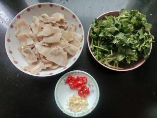香菜炒回锅肉的做法步骤：1