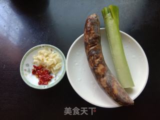大葱炒麻辣香肠的做法步骤：1