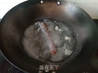 大葱炒麻辣香肠的做法步骤：2