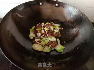 大葱炒麻辣香肠的做法步骤：5