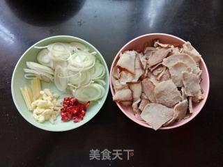 大葱炒腊肉的做法步骤：1