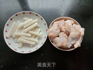 年糕烧鸡翅根的做法步骤：1