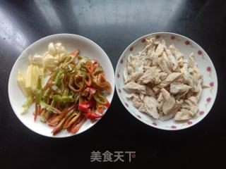 辣椒炒肥肠的做法步骤：1