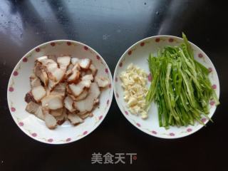 青椒炒卤肉的做法步骤：1