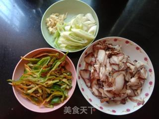 青椒大葱炒腊肉的做法步骤：1
