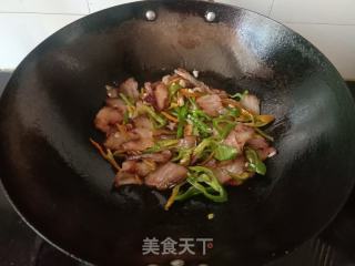 青椒大葱炒腊肉的做法步骤：4