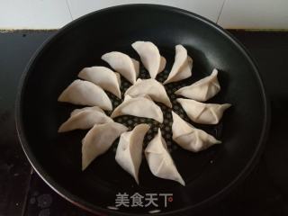 胡萝卜猪肉煎饺的做法步骤：6