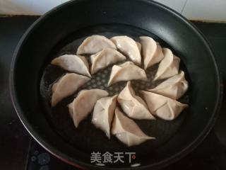 胡萝卜猪肉煎饺的做法步骤：7