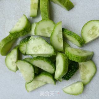 黄瓜木耳拌鲜虾的做法步骤：1
