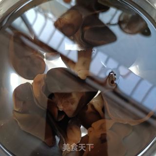 黄瓜木耳拌鲜虾的做法步骤：2