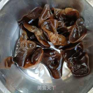 黄瓜木耳拌牛肉的做法步骤：2