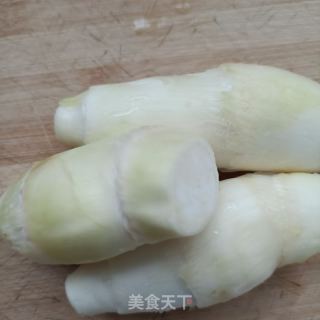 牛肉炒茭白的做法步骤：1