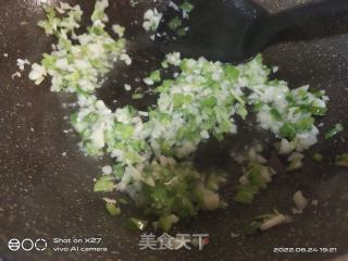 蛤蜊炒粉丝的做法步骤：2