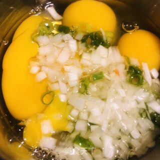 葱花蛋饼的做法步骤：2