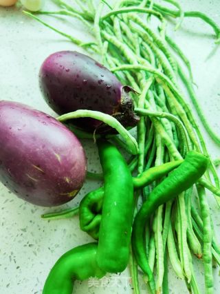 茄子炒豆角的做法步骤：1
