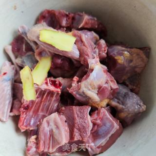 菌菇炖鸽子的做法步骤：1