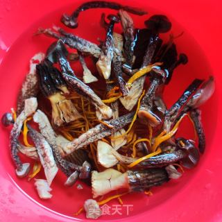 菌菇炖鸽子的做法步骤：2