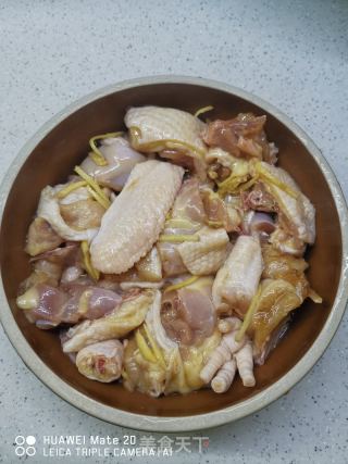 金针木耳蒸鸡的做法步骤：2