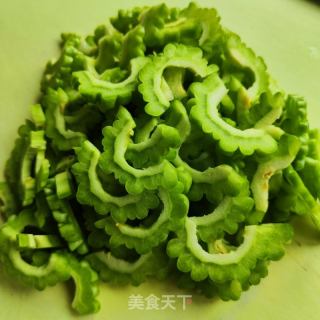 鸡蛋炒苦瓜的做法步骤：1