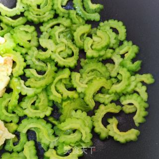 鸡蛋炒苦瓜的做法步骤：4