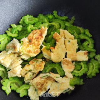 鸡蛋炒苦瓜的做法步骤：5