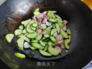 黑木耳黄瓜炒猪皮卷的做法步骤：5