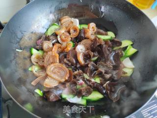 黑木耳黄瓜炒猪皮卷的做法步骤：6