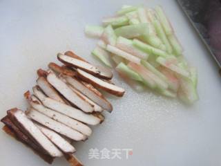 香干鸡胸肉炒西瓜皮的做法步骤：3