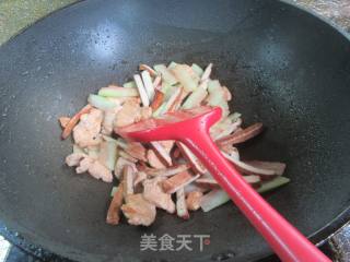香干鸡胸肉炒西瓜皮的做法步骤：9