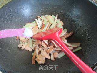 香干鸡胸肉炒西瓜皮的做法步骤：10