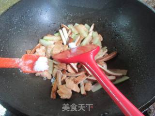 香干鸡胸肉炒西瓜皮的做法步骤：11