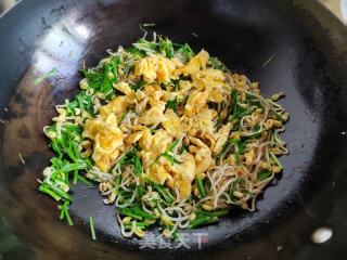 绿豆芽韭菜炒鸡蛋的做法步骤：7
