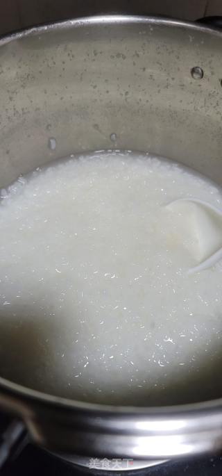生滚枸杞叶瘦肉粥的做法步骤：1