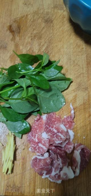 生滚枸杞叶瘦肉粥的做法步骤：2
